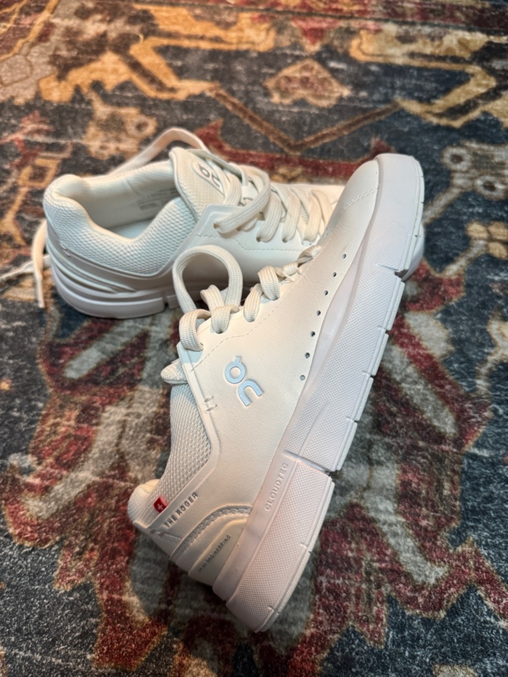 On Running Cloud The Roger Advantage Sneakers 
Women White Leather Low Top Shoes